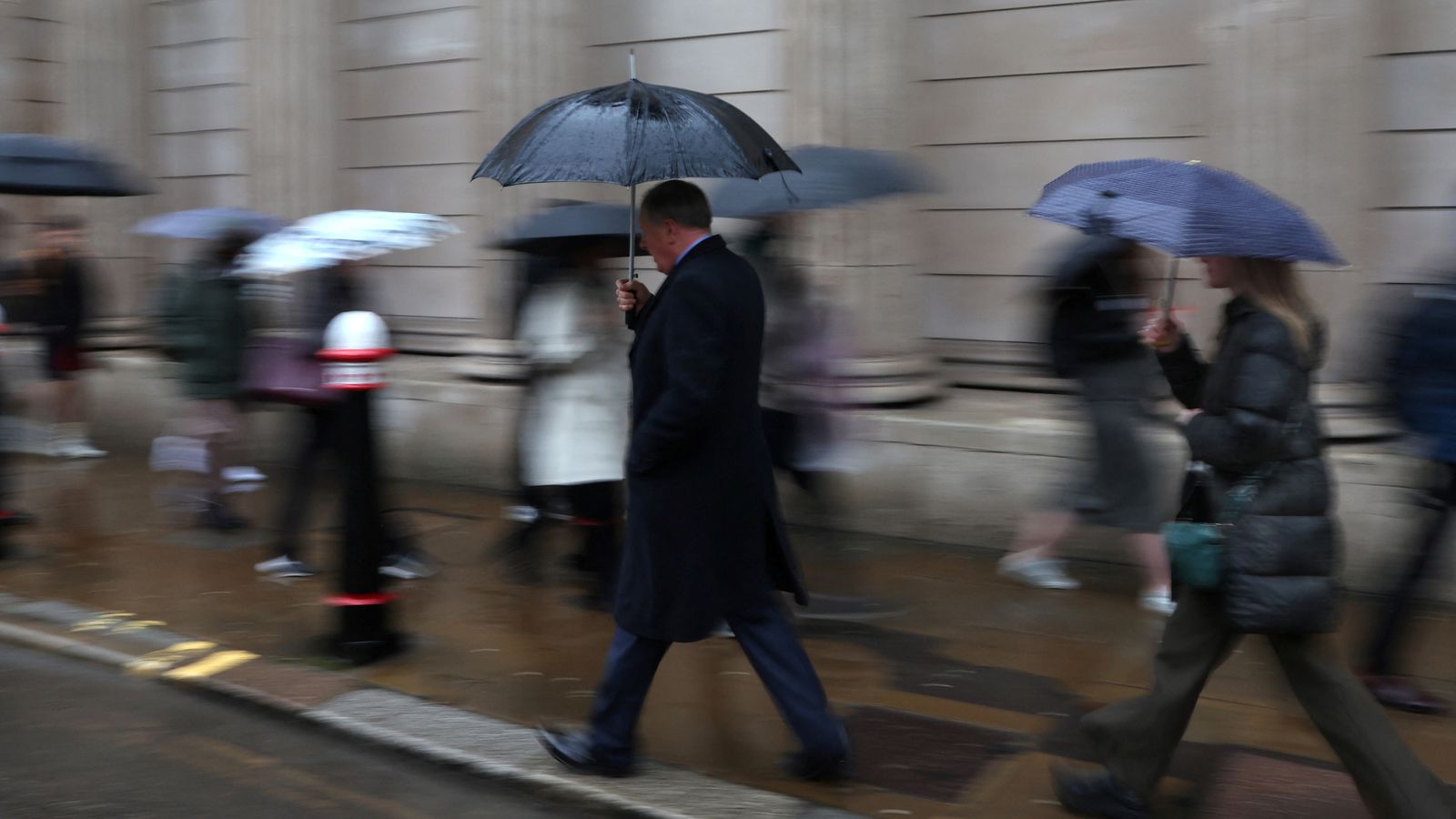 UK Enters Recession as GDP Shrinks for Two Consecutive Quarters