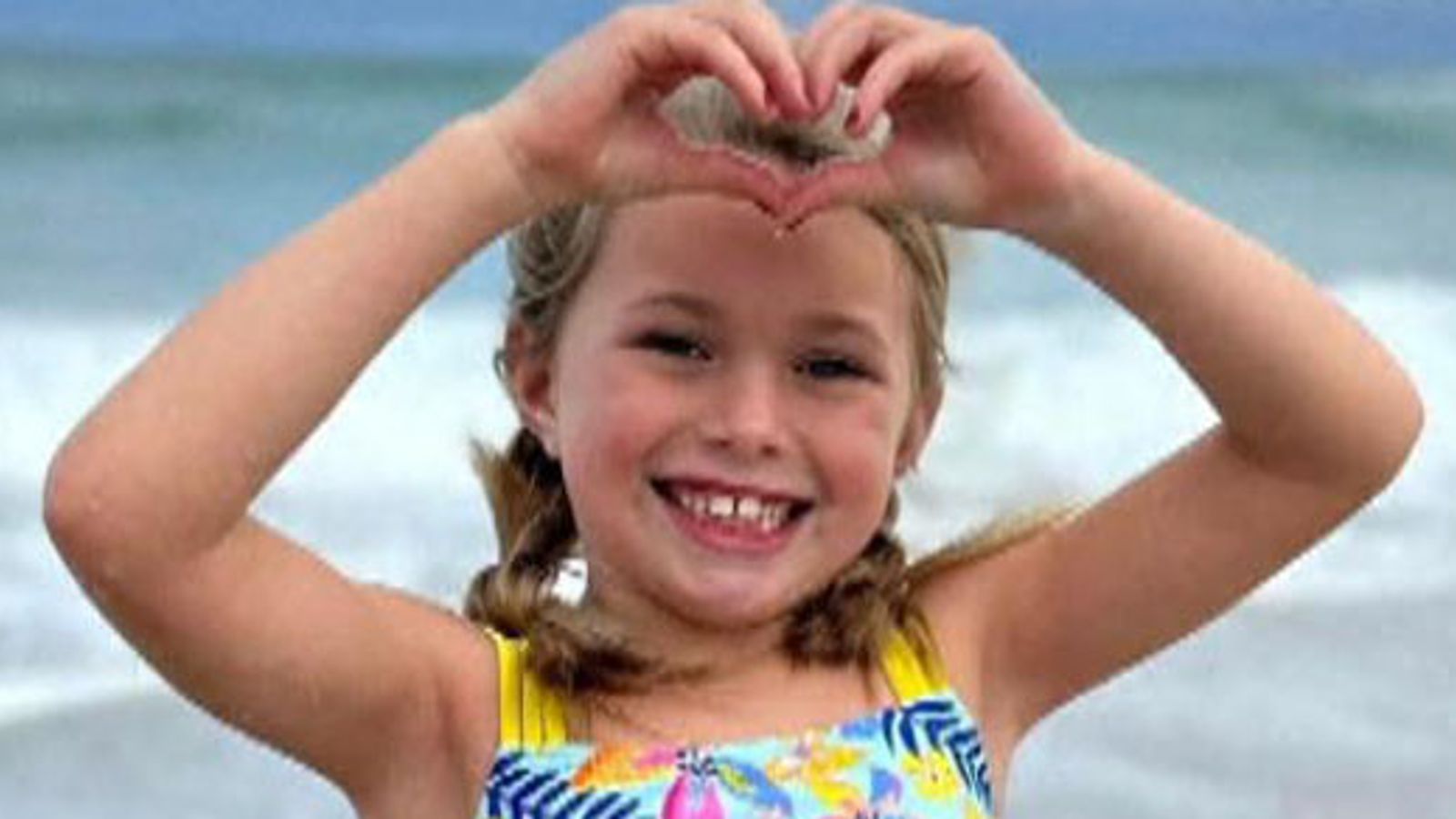 Родителите отдават почит на Слоун Матингли, след като тя беше погребана от пясък на плажа - докато чичо разкрива подробности за последните й мигове