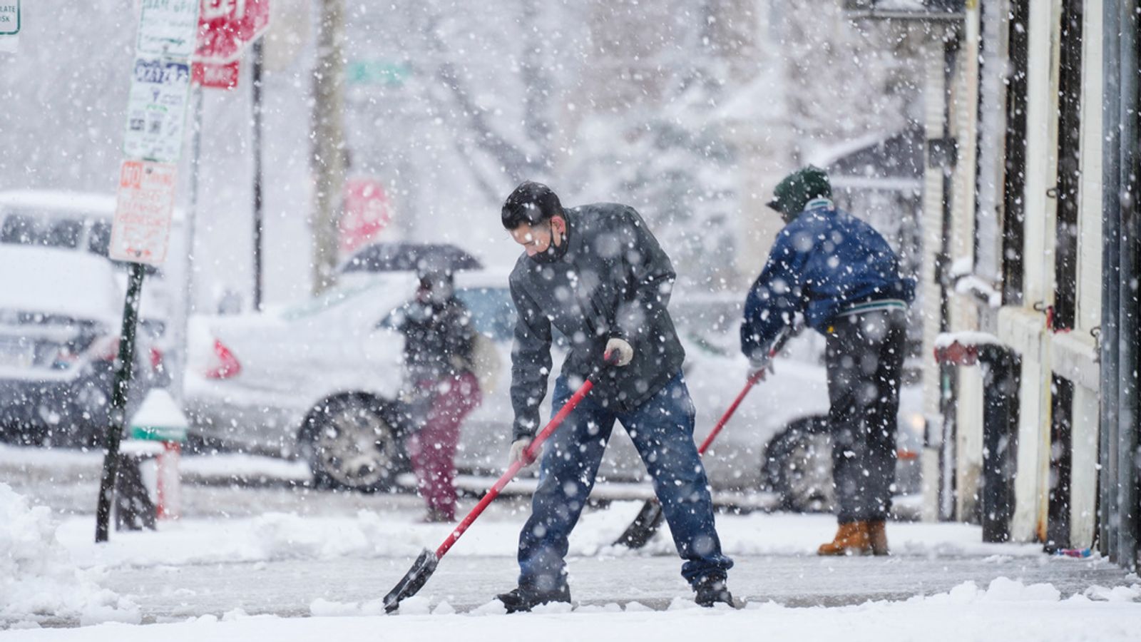 Буря Nor`easter: Един загинал, тъй като обилният сняг и силните ветрове причиняват „опасни“ условия в САЩ