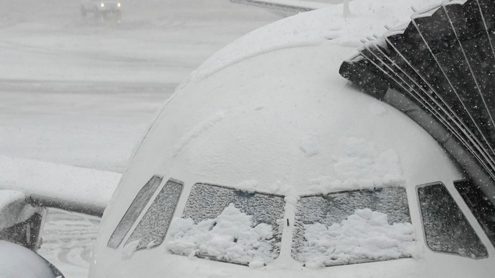 Storm Nor'easter: One dead as heavy snow and strong winds cause ...