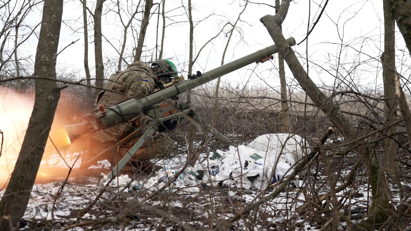 Война Украйна-Русия: На фронтовата линия с украински войски, докато се опитват да удържат руската вълна