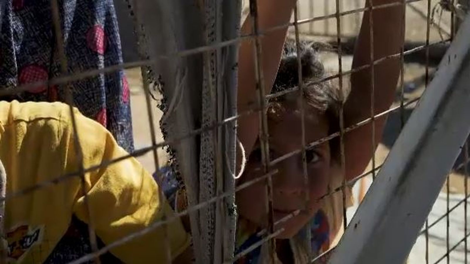 `Ние сме хора, а не животни`: Десетки бивши булки на ИД и техните деца отчаяно искат да се приберат у дома