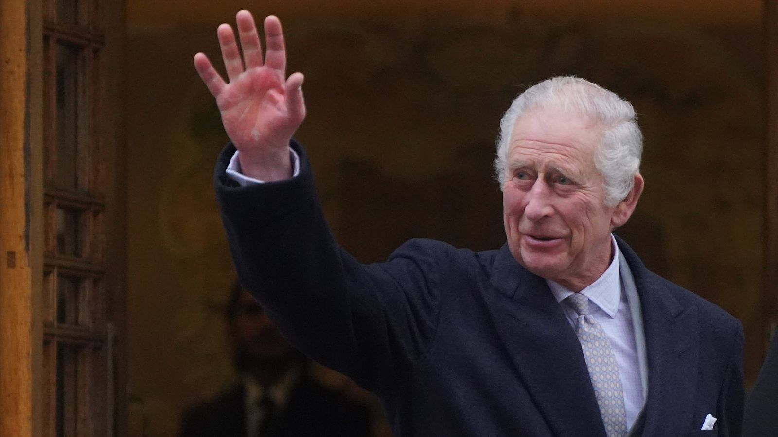 Крал Чарлз остава „напълно позитивен“ относно лечението на рак – докато се извинява за отлагането на годежи