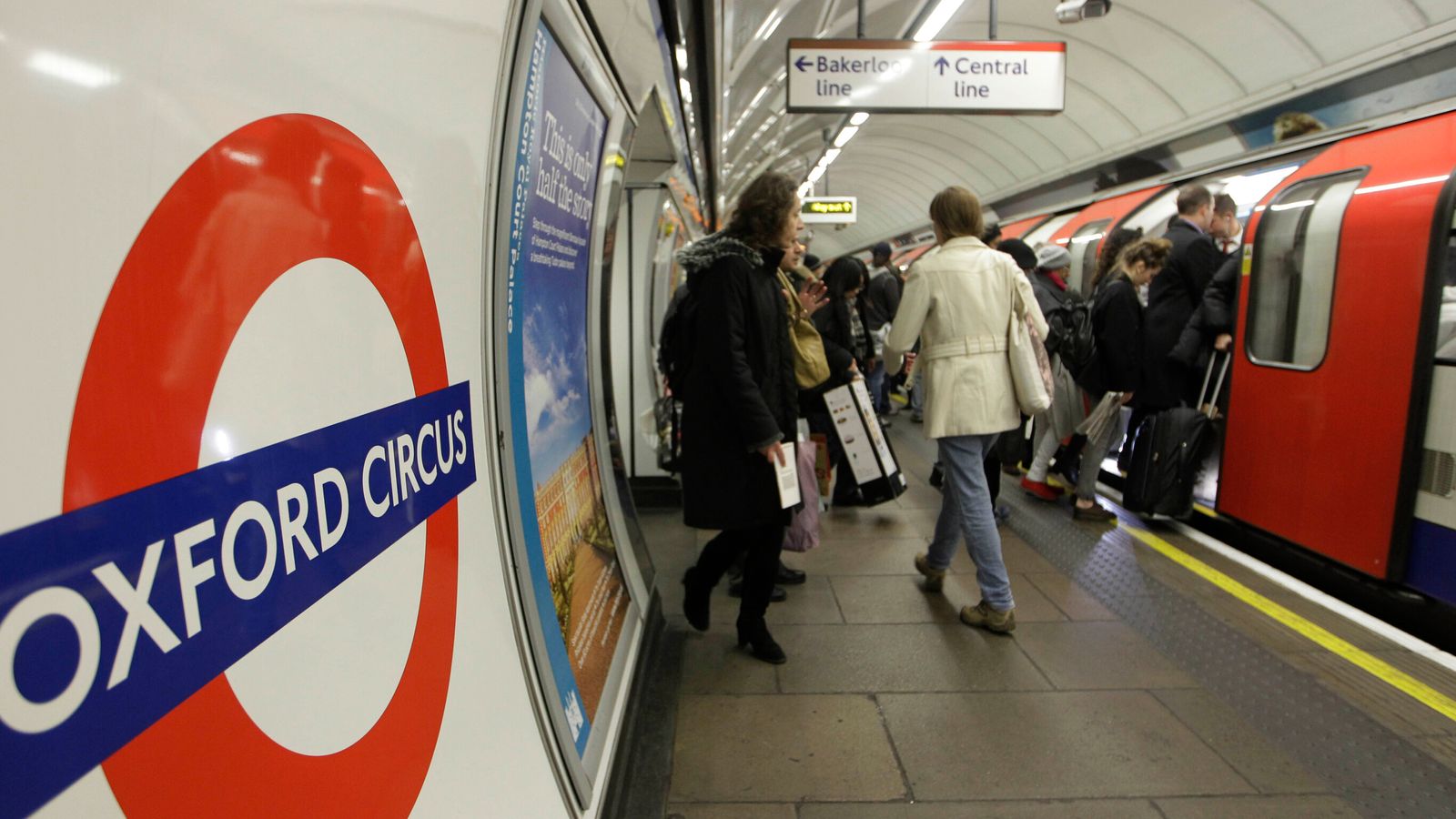Мъж се бутна върху релсите при „опит за убийство“ на метростанция Oxford Circus в централен Лондон