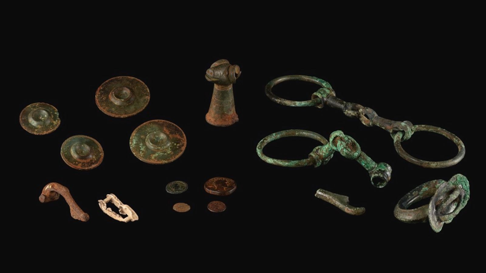 Съкровище от Англиси: предмети от желязната епоха и римски предмети, намерени в „блатистото“ поле