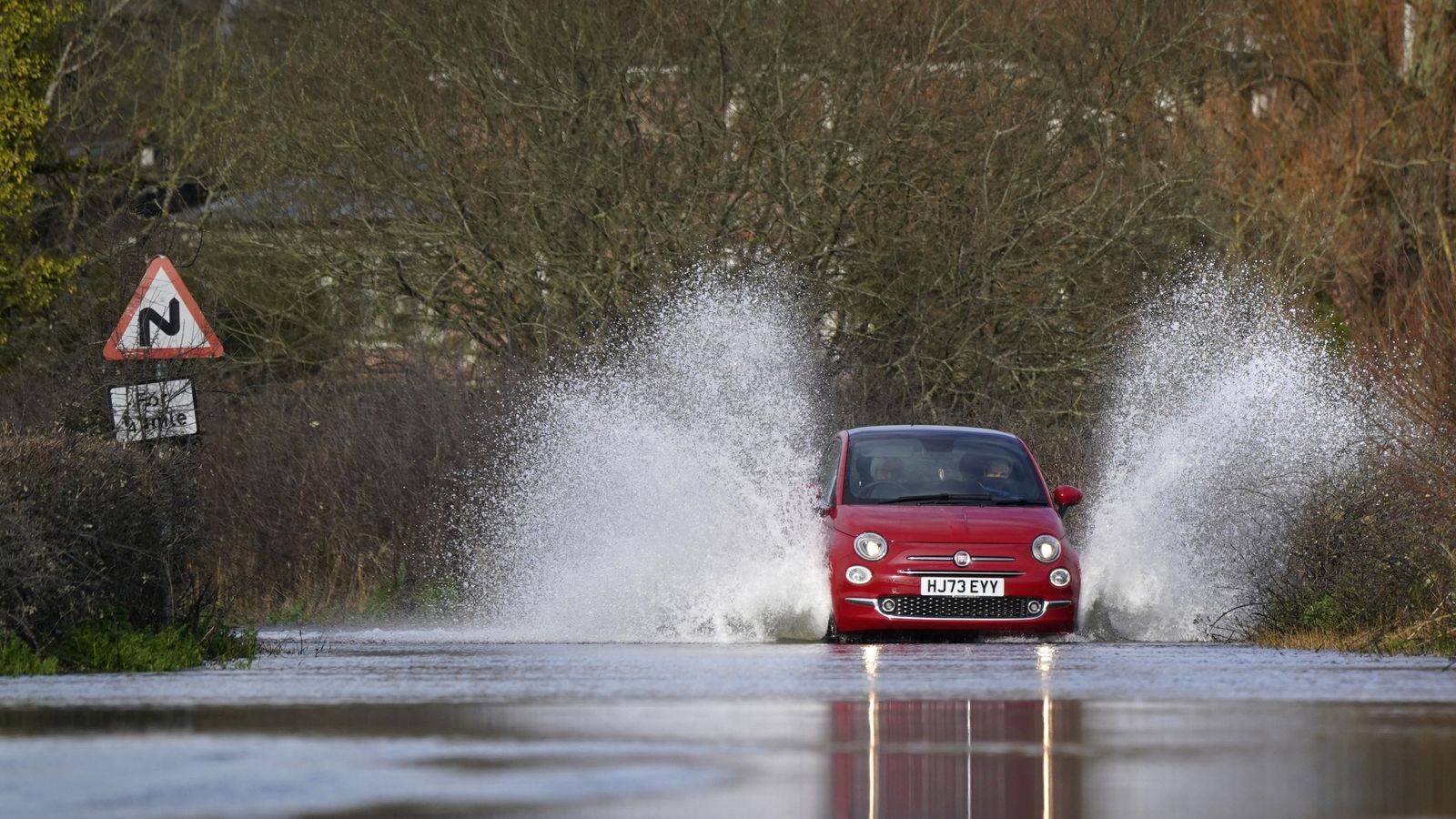Времето в Обединеното кралство: Заплаха от наводнения като прогноза за силен дъжд за части от страната