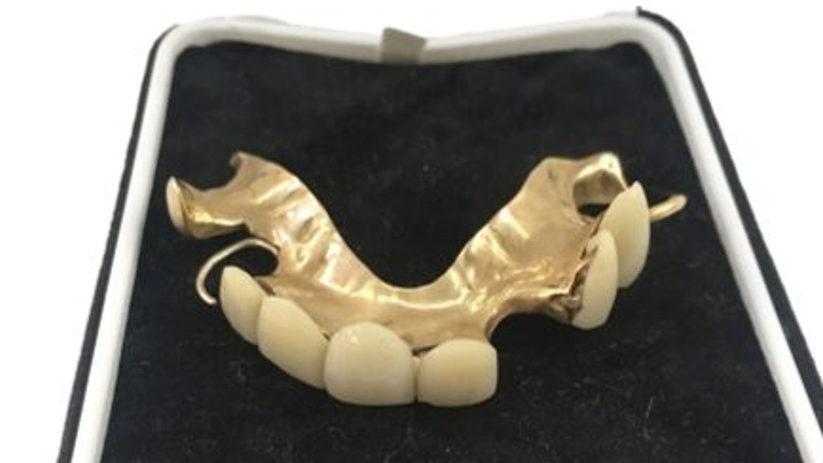 Изкуствените зъби на сър Уинстън Чърчил бяха `грабнати` за £18 000 на търг
