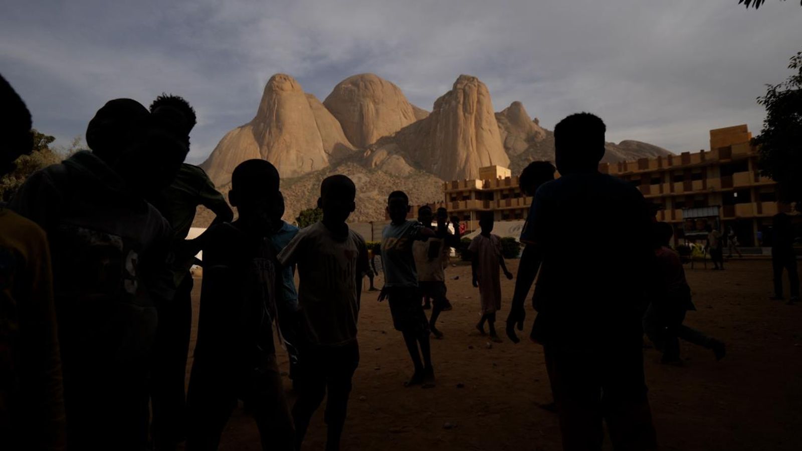 „Те се борят по всякакъв начин“: Децата сираци и деца с увреждания, принудени да бягат от битките в Судан