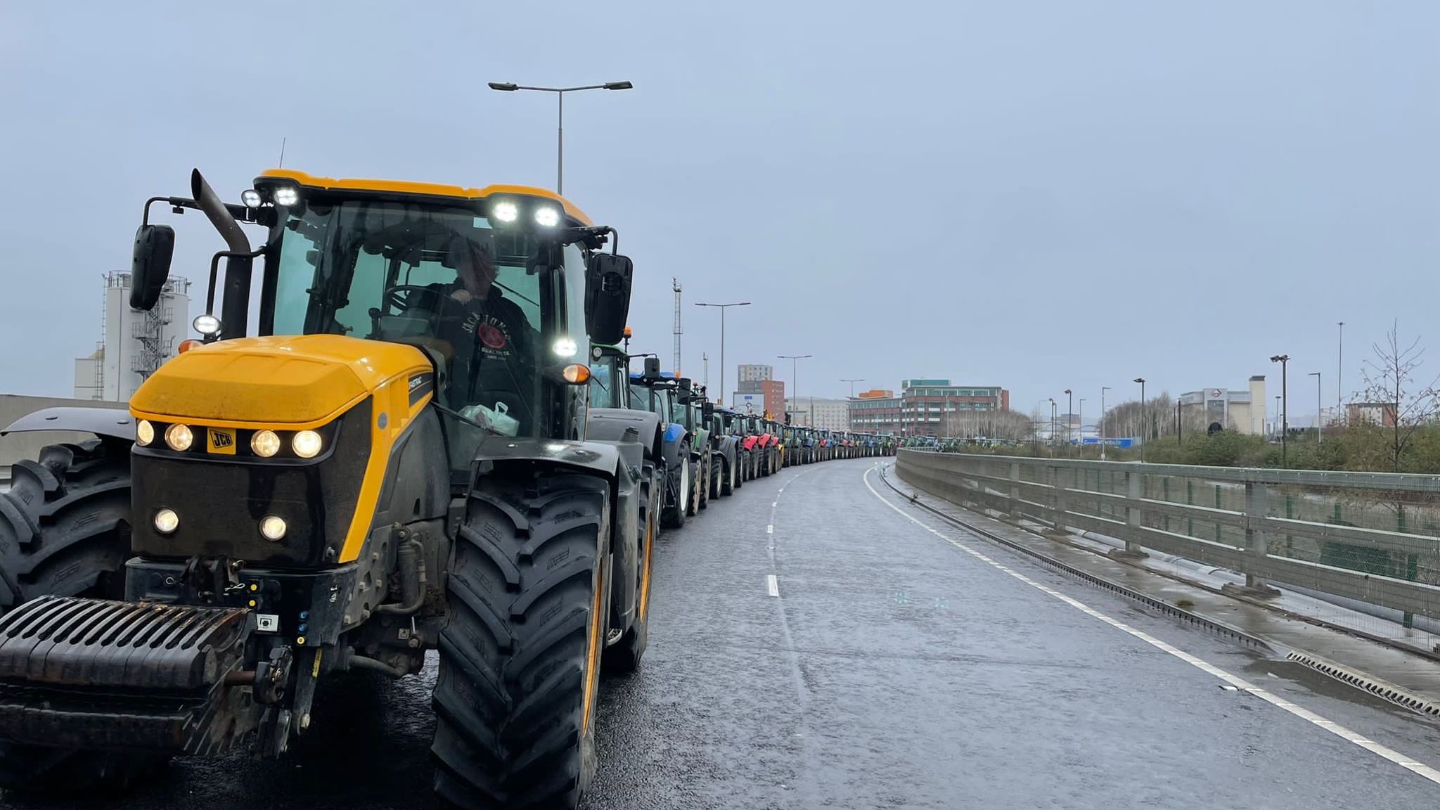 Thousands of farmers descend on Senedd in protest against government