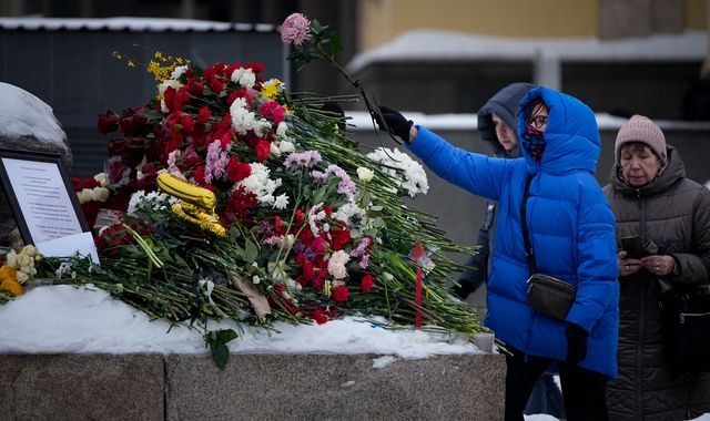 Dozens still laying flowers for Navalny despite risk of arrest - highlighting... - Vimarsana News