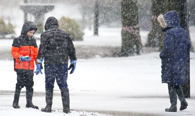 UK weather: Snow covers parts of country as schools close and commuters face disruption - Vimarsana News