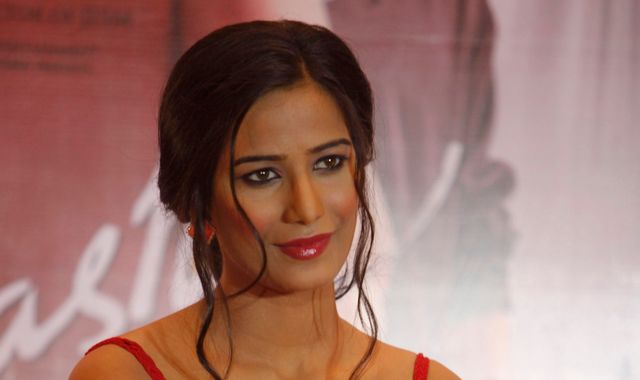 Indian model Poonam Pandey fakes death in cervical cancer publicity stunt to raise awareness of cancer - Vimarsana News