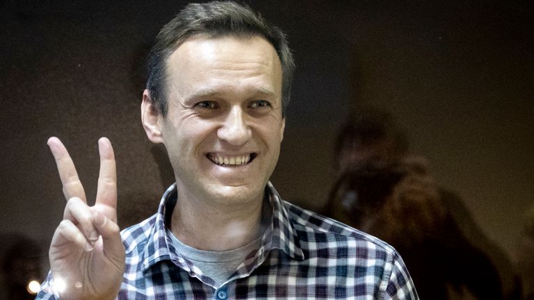 2021年，阿列克谢·纳瓦尔尼（Alexei Navalny）站在巴布斯金斯基地方法院（Babuskinsky District Court）的笼子玻璃板后面。
图片：美联社