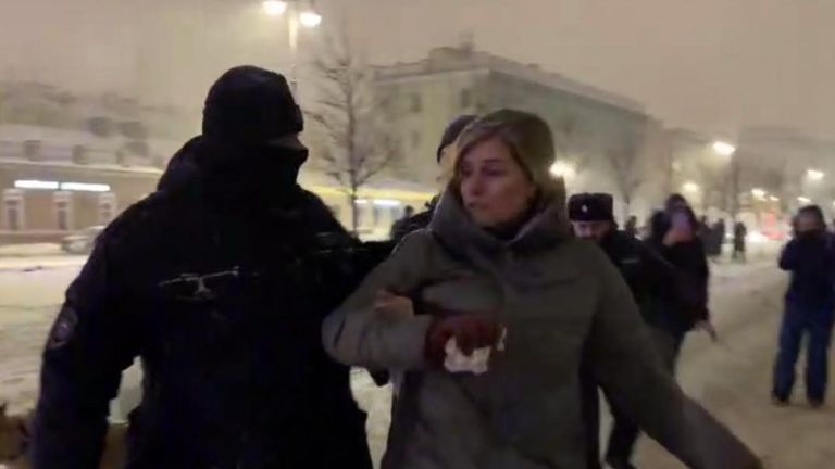 莫斯科正在拘留，人们在政治犯纪念碑前献花