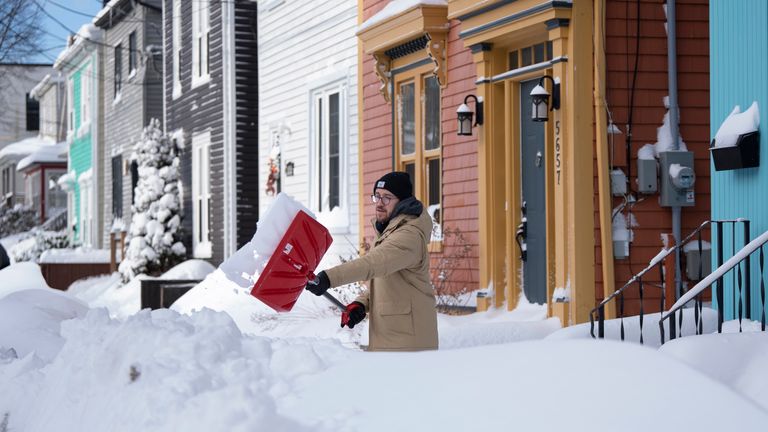 Una persona palea su camino de entrada después de que una tormenta invernal del noreste dejara 30 cm de nieve en Halifax, Canadá.  Foto: Prensa canadiense/AFP
