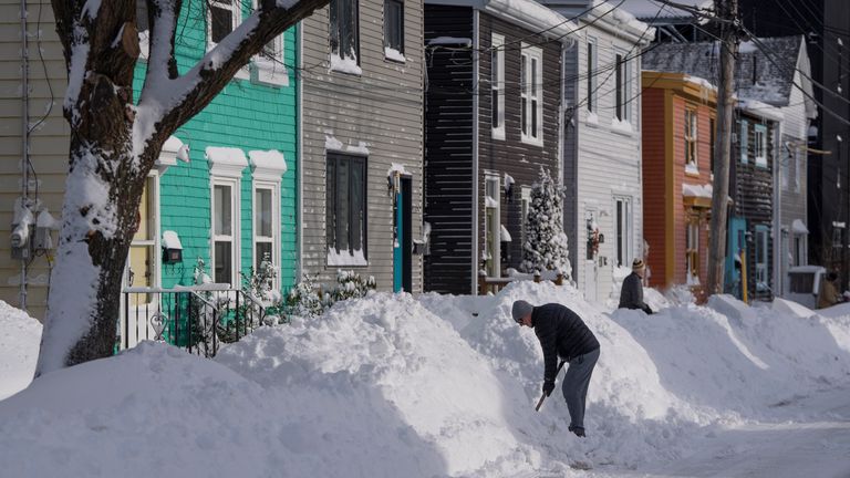 La gente palea sus caminos de entrada después de que una tormenta invernal del noreste dejara 30 cm de nieve en Halifax, Canadá.  Foto: Prensa canadiense/AFP