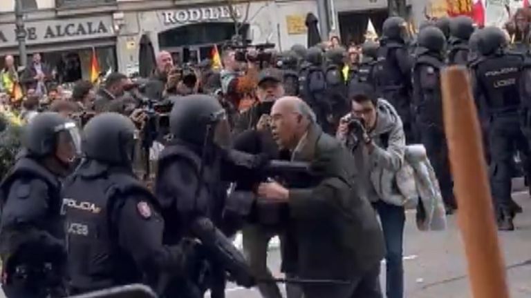 Protesting farmers clash with police in Madrid city centre | News UK Video News | Sky News