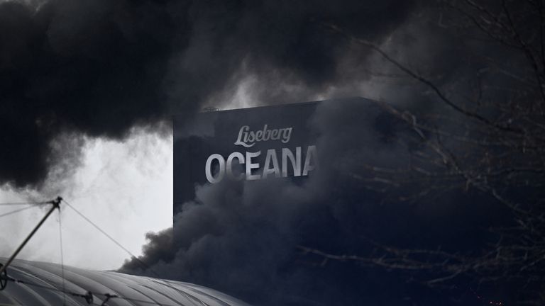 Smoke rises from a fire that has broken out in Liseberg amusement park&#39;s new water world Oceana in Gothenburg, Sweden, February 12, 2024. TT News Agency/Bjorn Larsson Rosvall /via REUTERS ATTENTION EDITORS - THIS IMAGE WAS PROVIDED BY A THIRD PARTY. SWEDEN OUT. NO COMMERCIAL OR EDITORIAL SALES IN SWEDEN.