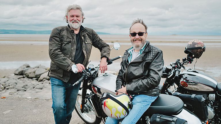 Dave Myers (à droite) et Si King dans Hairy Bikers Go West.  Photo : Productions de la Rive Sud/Jon Boast/BBC
