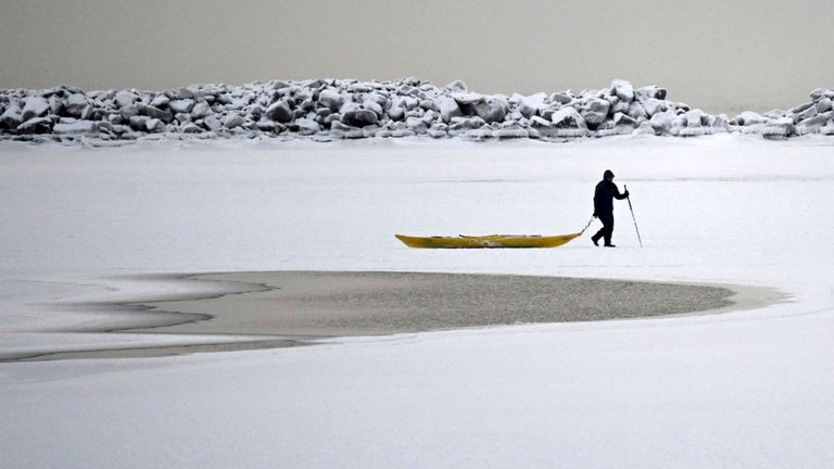 Un homme marche sur la mer gelée dans le sud d'Helsinki, en Finlande, le mardi 2 janvier 2024. La Finlande et la Suède ont enregistré mardi les records de froid de cet hiver, alors que les températures ont chuté à plus de moins 40 degrés à la suite d'une vague de froid qui prévaut dans la région nordique.  (Vesa Moilanen/Lehtikuva via AP)


