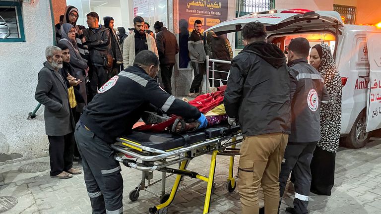 Un palestino herido en un ataque israelí es trasladado de urgencia a un hospital, en medio del conflicto en curso entre Israel y el grupo islamista palestino Hamas, en Rafah, en el sur de la Franja de Gaza, el 12 de febrero de 2024. REUTERS/Shadi Tabatibi