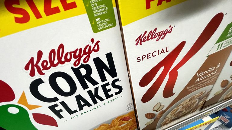Kellogg&#39;s cold cereal products are pictured in a market after Kellogg Company announced it would split into three independent companies, in the latest U.S. corporate overhaul aimed at simplifying its structure and sharpening its focus on the snack business, in New York, U.S., June 21, 2022. REUTERS/Mike Segar