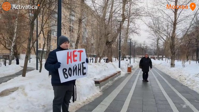 A man holds a sign reading &#39;no war&#39; in Moscow