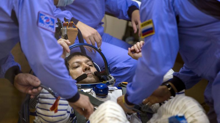 ARQUIVO – Especialistas da agência espacial russa testam o traje espacial do cosmonauta russo Oleg Kononenko, tripulante da próxima missão à estação espacial russa, com a cápsula espacial Soyuz TMA-14M no foguete propulsor russo Soyuz-FG antes do lançamento.  O Cosmódromo de Baikonur alugado no Cazaquistão na quarta-feira, 22 de julho de 2015.  A agência espacial russa afirma que um dos seus astronautas quebrou o recorde mundial de maior tempo passado no espaço.  Oleg Kononenko, de 59 anos, fez cinco viagens à Índia