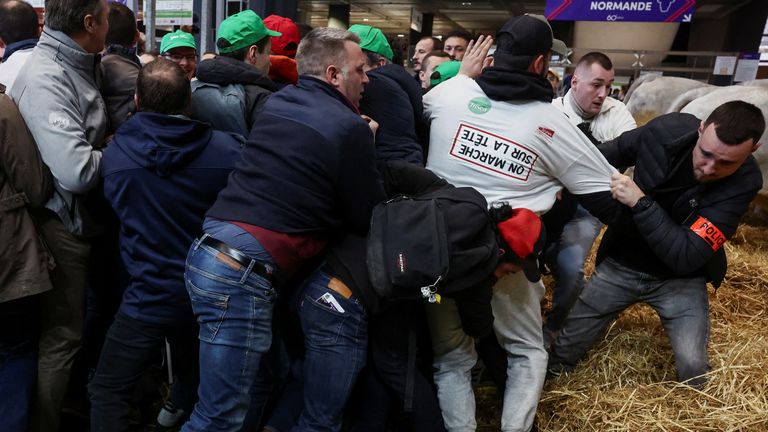 Farmers clash with members of the French police as they protest inside the Porte de Versailles exhibition centre on the day of French President Emmanuel Macron&#39;s visit to the International Agriculture Fair (Salon International de l&#39;Agriculture) during its inauguration in Paris, France, February 24, 2024. REUTERS/Stephanie Lecocq TPX IMAGES OF THE DAY