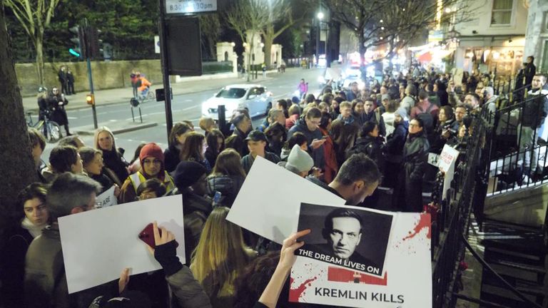 阿列克谢·纳瓦尔尼（Alexei Navalny）去世后，抗议者聚集在俄罗斯驻伦敦大使馆外。