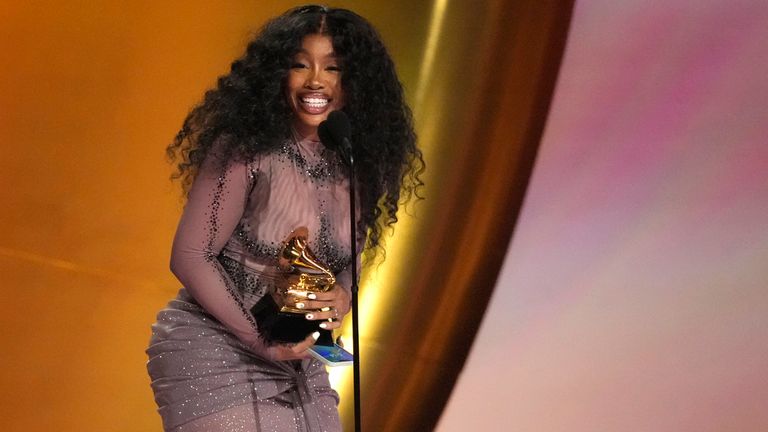 SZA gets emotional on stage. Pic: AP