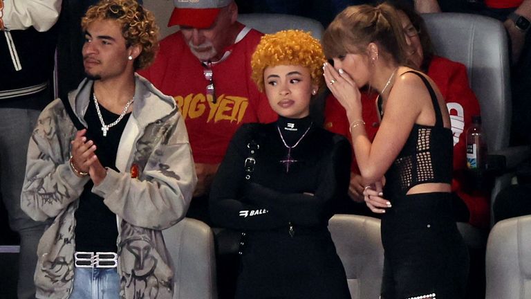 Les artistes Taylor Swift et Ice Sice dans les tribunes pendant le match.  Photo: Reuters