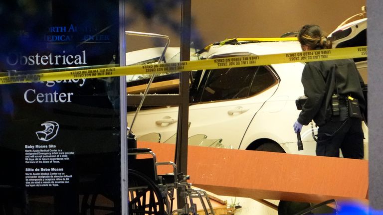 Car crashes into A&E department in Texas - Vimarsana News