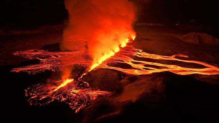 [GOB_VO] La nueva erupción causa daños materiales en varias carreteras e infraestructura Skynews-volcano-lava-hot-water_6449513