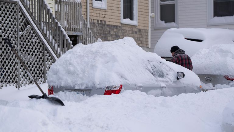 Una persona palea vehículos enterrados después de una tormenta invernal del noreste que dejó varios centímetros de nieve en Halifax.  Foto: Prensa canadiense/AFP