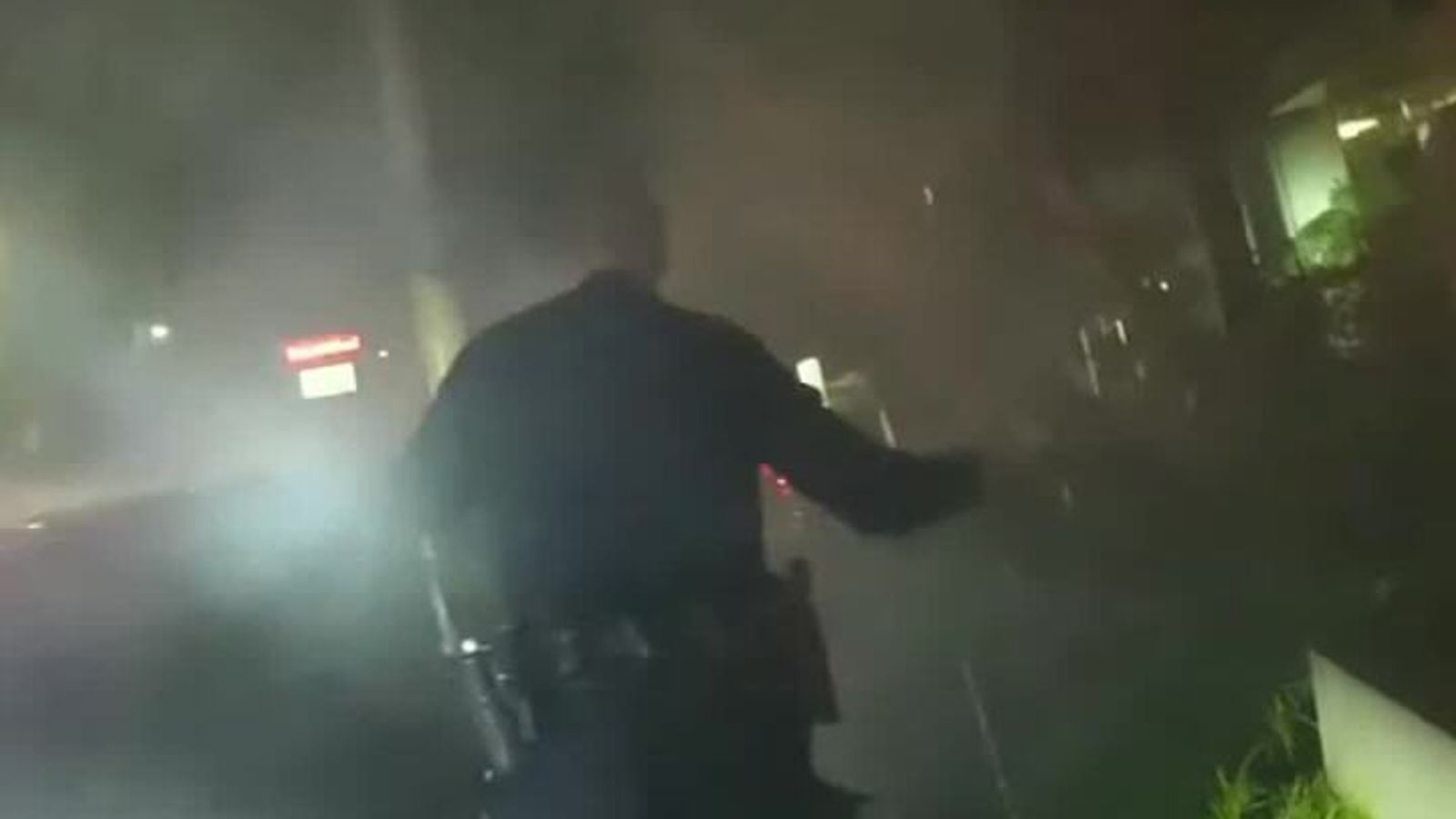 Dramatic footage shows officers rushing to save teens from burning car ...