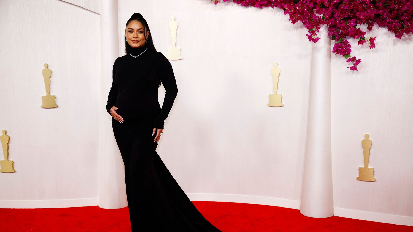 Ванеса Хъджънс разкрива бременност на червения килим на Оскарите, след като опроверга 