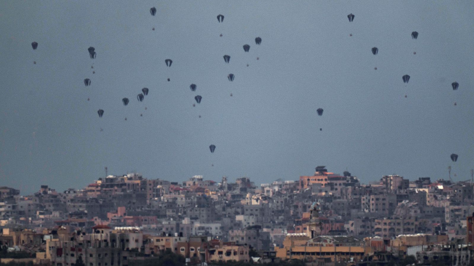 Споразумението за прекратяване на огъня в Газа преди Рамадан „изглежда трудно“, казва Байдън – след като САЩ отричат ​​да са причинили смъртни случаи при десантиране