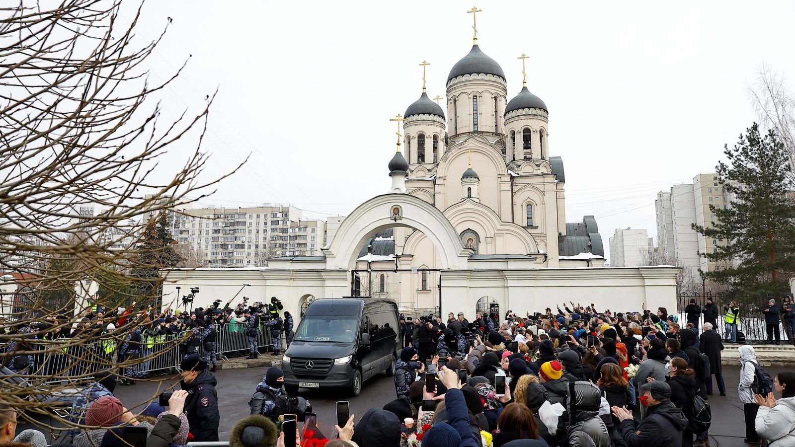Алексей Навални: Тълпи скандират и пляскат, докато катафалката на критика на Путин пристига за погребението