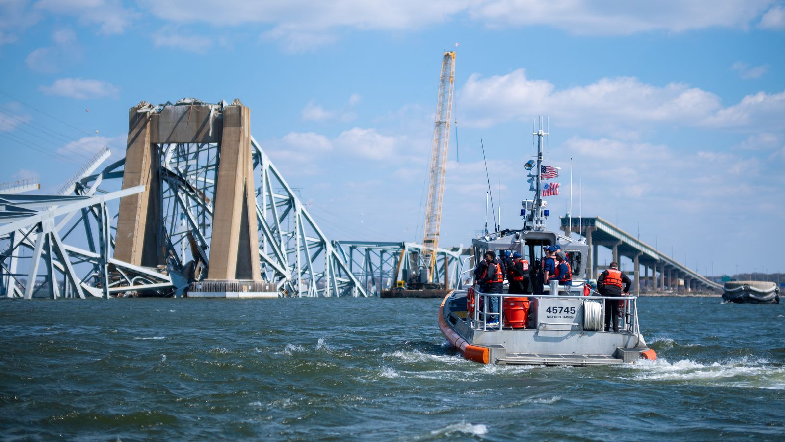 Срутване на мост в Балтимор: Седем плаващи крана и повече от 30 плавателни съда участват в голяма спасителна операция