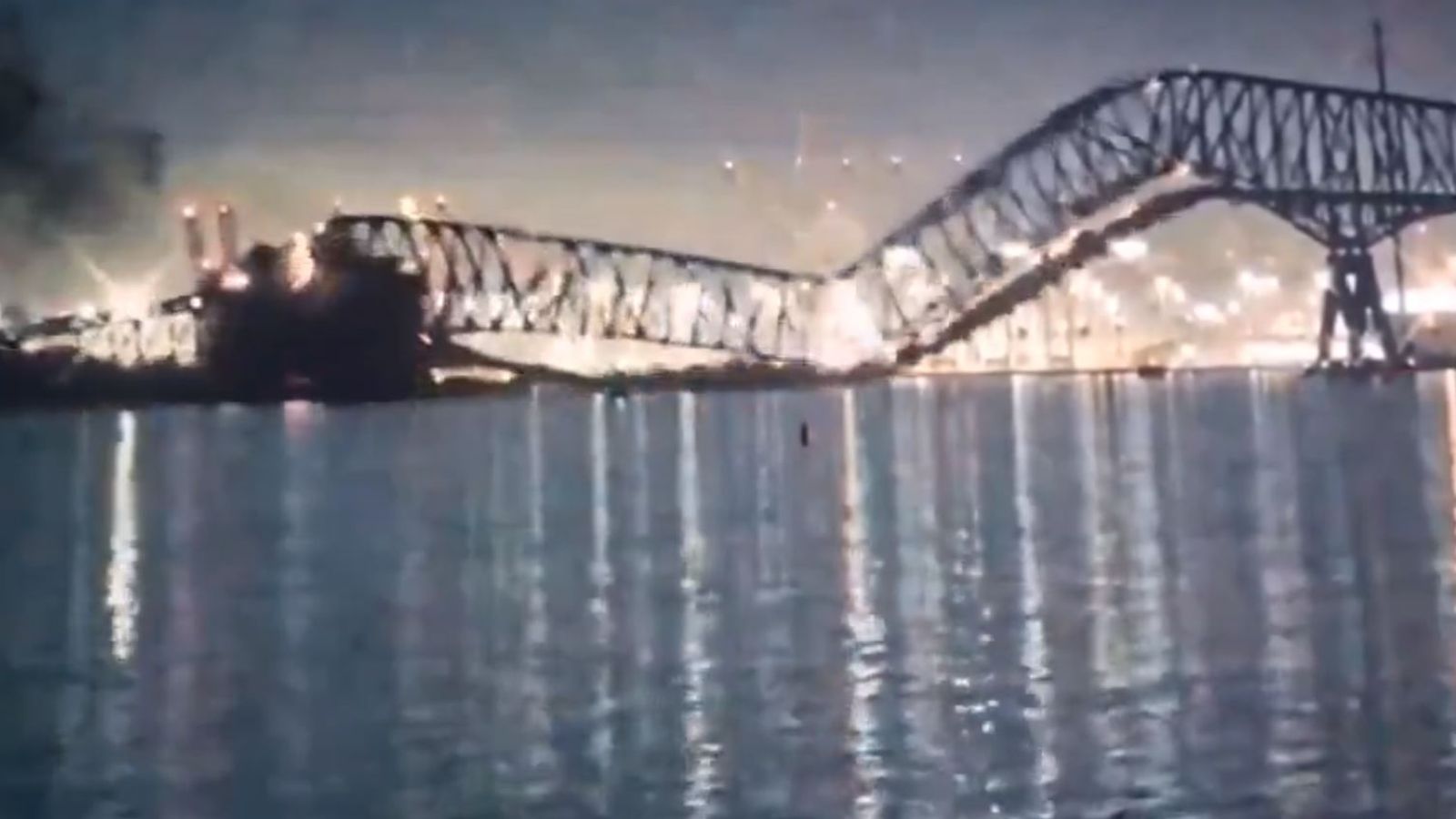 Видео заснема момента в който огромната конструкция пада в реката