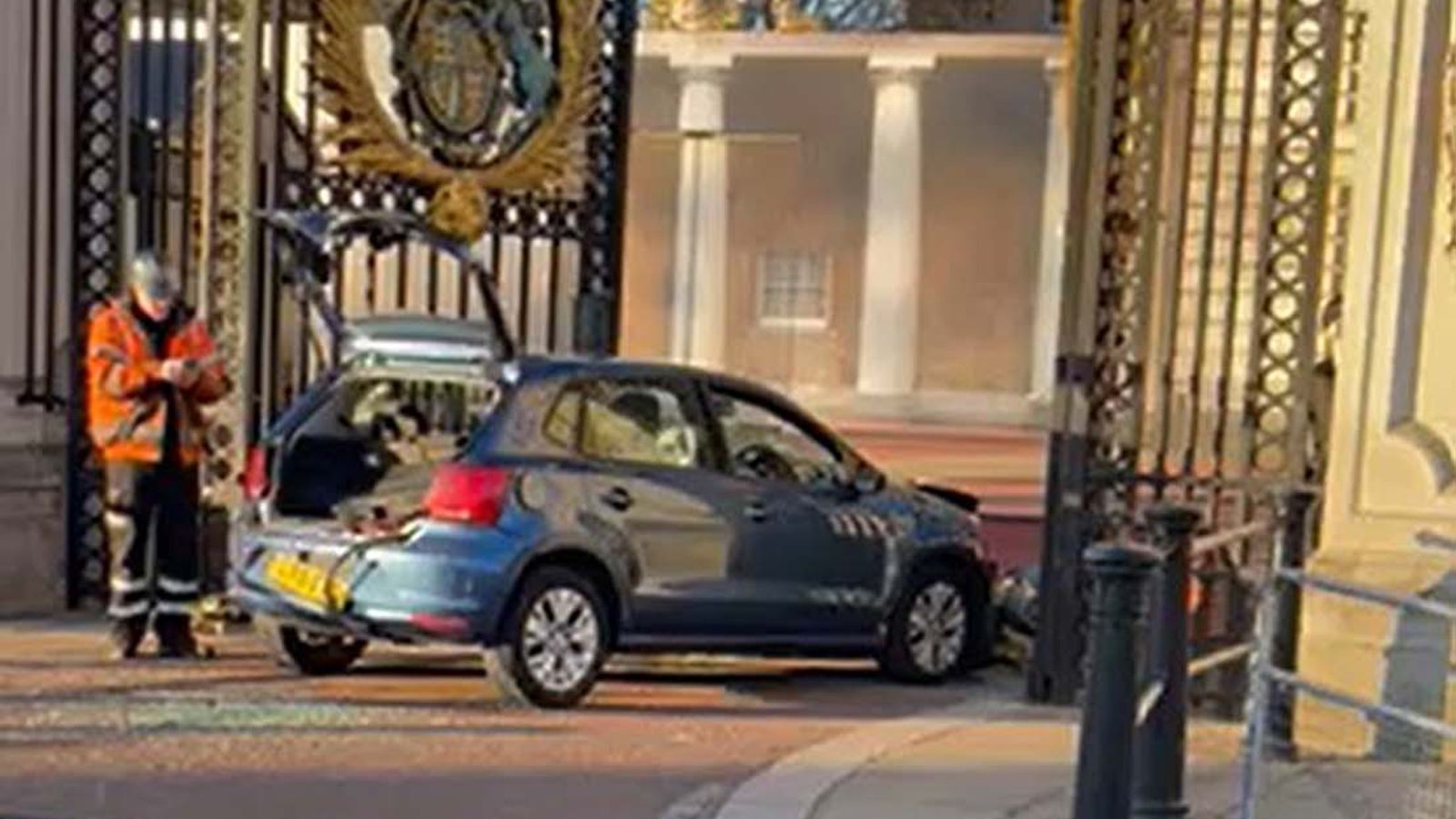 Man arrested after crashing car into Buckingham Palace gates
