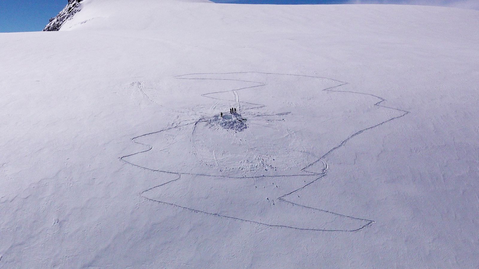 Изчезналите скиори са се опитали да изкопаят „снежни пещери“, преди да умрат в швейцарските Алпи, казва спасителят