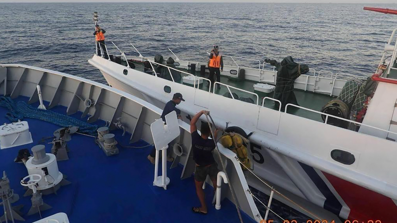 Според филипински служител опасни маневри на кораби са довели до