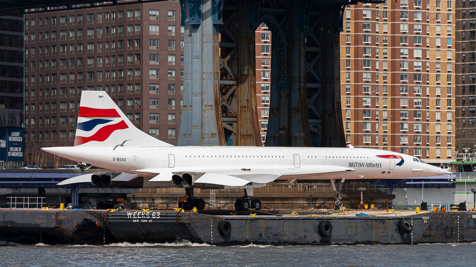 Свръхзвуковите реактивни комплекти Concorde плават по река Ню Йорк след месеци на ремонт