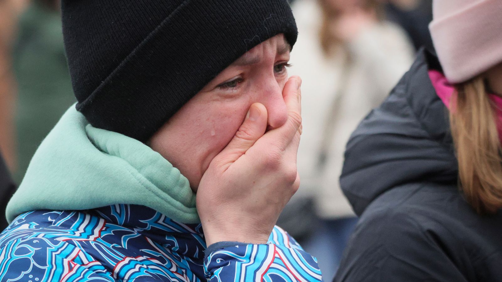 Русия скърби за жертвите на смъртоносното нападение в концертна зала, докато семействата на изчезналите са изправени пред тревожно очакване