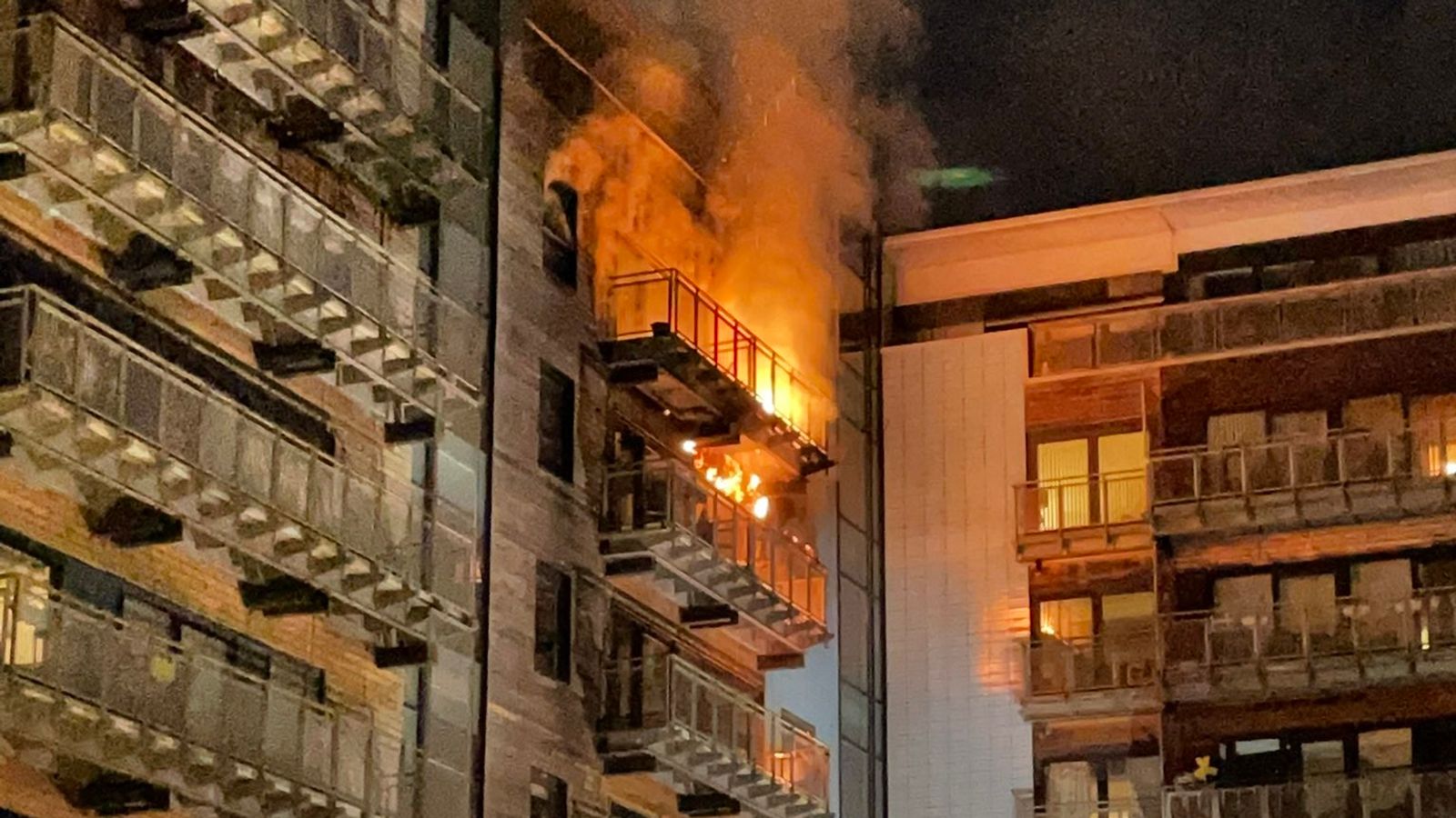 Ранен пожарникар и MSP сред 100 обитатели, евакуирани от апартаменти, докато екипите се борят с пожара в Единбург