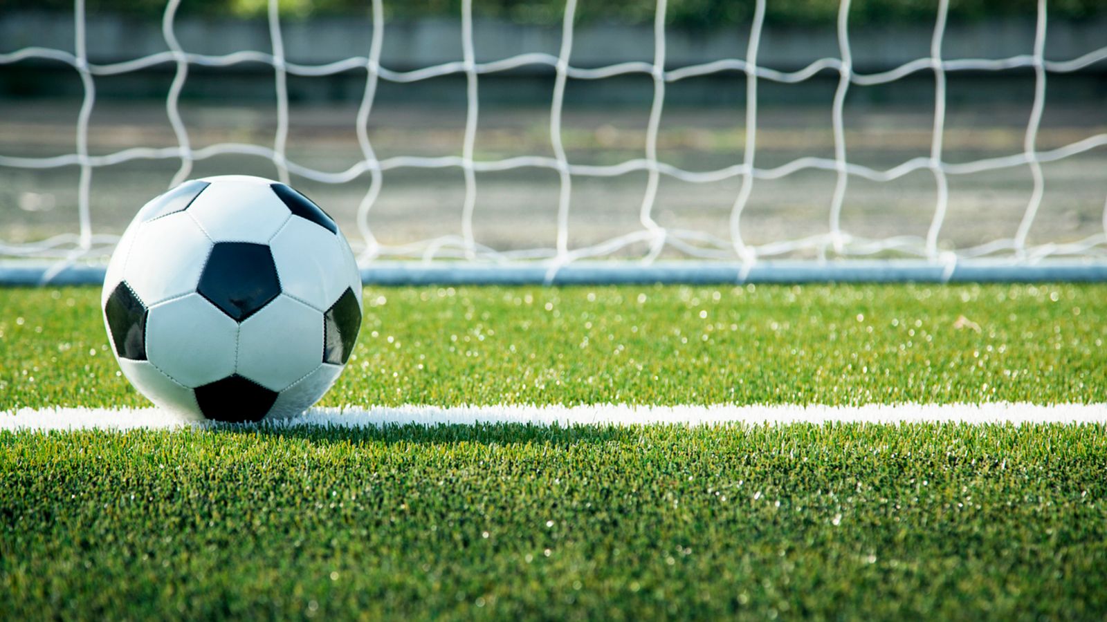 Чуждите държави няма да бъдат блокирани да притежават футболни клубове, казва министърът на културата Луси Фрейзър