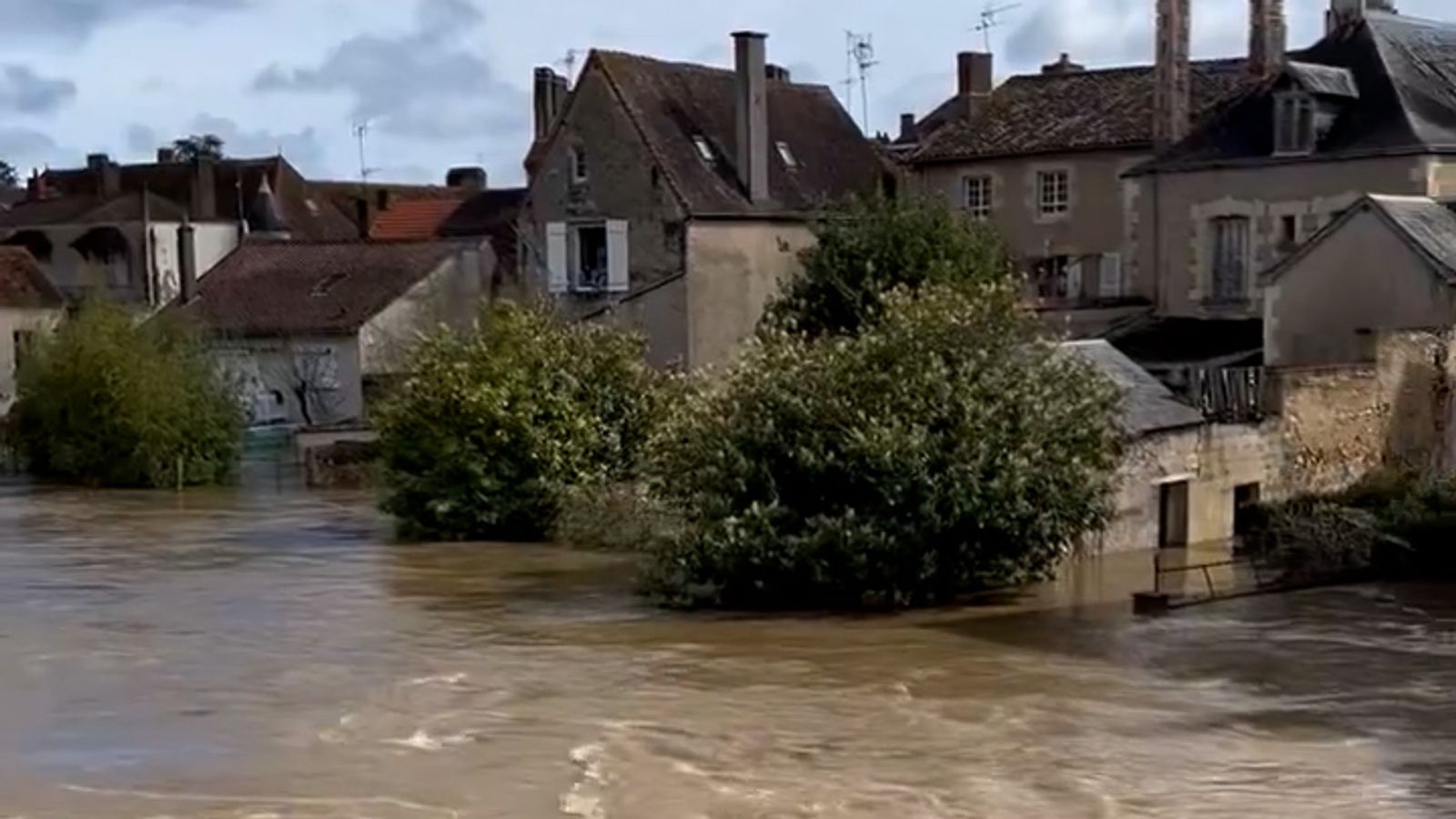 Град във Франция частично потъна под вода след проливен дъжд