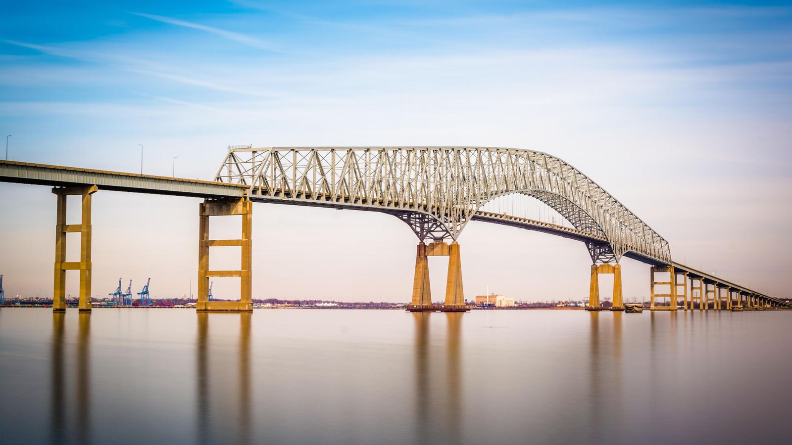 Какво знаем за Балтиморския мост и кораба, който го удари?